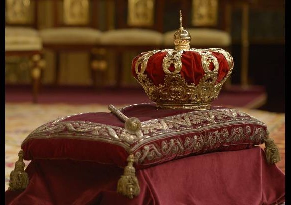 AFP - Felipe IV asumi&#243; la corona en compa&#241;&#237;a de su madre, la reina Sof&#237;a, pero no de su padre, el rey Juan Carlos, quien no asisti&#243; para no restar protagonismo al nuevo monarca.