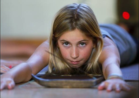 Reuters - Tiene doce a&#241;os y es una instructora de yoga certificada, se llama Jaysea DeVoe y ense&#241;a su clase de yoga en un Spa en California. Es la instructora m&#225;s joven certificada en Estados Unidos.