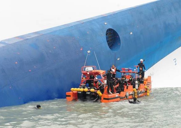 AFP - Testigos dijeron que muchas personas probablemente est&#233;n atrapadas dentro de la embarcaci&#243;n.