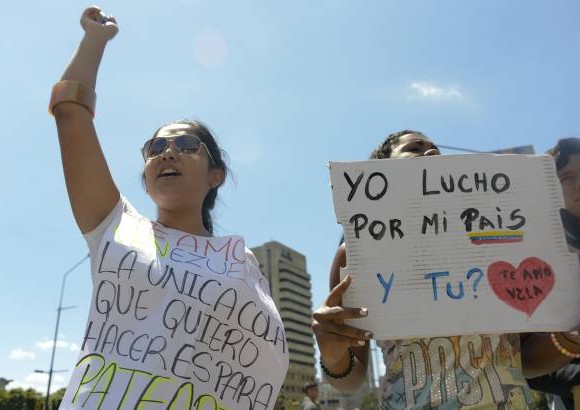 AFP - Mujeres y hombres se han volcado a las calles para sentar su voz de protesta contra el gobierno de Maduro.