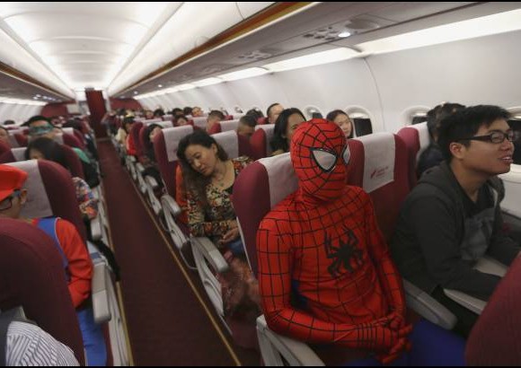 Reuters - En Lucky Air celebran el Halloween en pleno vuelo.
