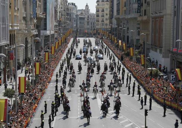 REUTERS - La familia real se dirigi&#243; por las calles de Madrid hacia el Palacio de Oriente, donde saludaron a quienes se apostaron en las calles.
