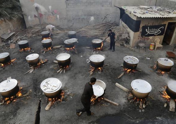 AP - Cocinando arroz, carne y verduras para alimentar al pueblo. Esto forma parte de las tradiciones chi&#237;tas durante el mes isl&#225;mico de Muharram y se realiza en la aldea occidental de Malkiya, Bahrein.