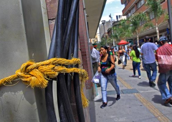 Henry Agudelo - Adem&#225;s de los desniveles y huecos en el adoquinado, comerciantes y visitantes critican chambonadas como las de dejar cables de alta tensi&#243;n amarrados con lazos.