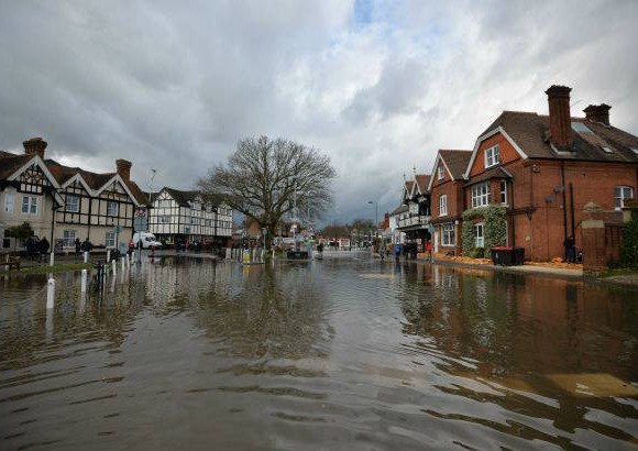AFP - La Agencia del Medio Ambiente mantiene 16 alertas &quot;graves&quot; de inundaciones -con riesgo para la vida-, de las que dos corresponden al suroeste de Inglaterra y el resto al &#225;rea del T&#225;mesis.