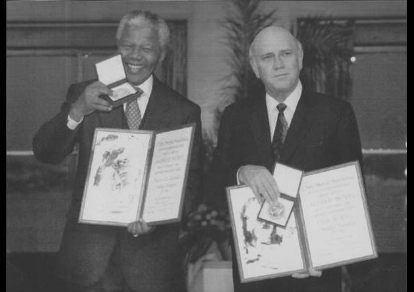 Reuters - En el a&#241;o 1993 le fue otorgado a Nelson Mandela el Premio Nobel de la Paz junto a FW de Klerk por el trabajo incansable que hicieron para acabar con la opresi&#243;n del apartheid.