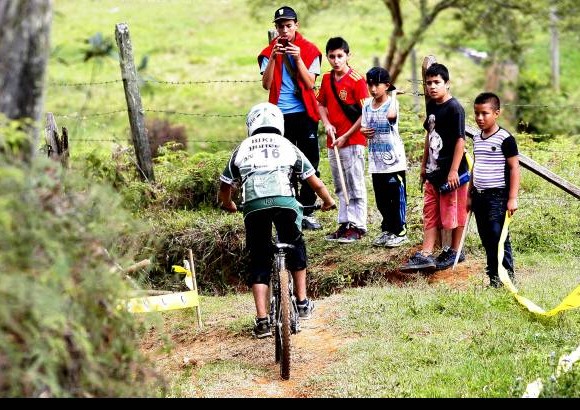 Manuel Saldarriaga - Las familias del Sur del Valle de Aburr&#225; fueron los espectadores que disfrutaron con cada uno de los saltos del downhill.