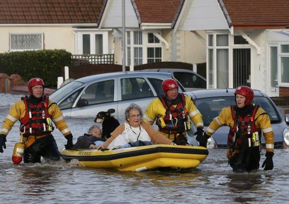 Reuters - Vientos con fuerza de hurac&#225;n interrumpieron el transporte, el suministro el&#233;ctrico en Escocia y generaron inundaciones en algunas zonas.