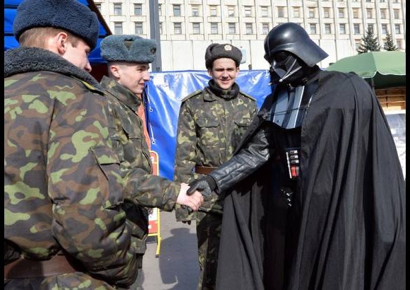AFP - Un hombre vestido con el traje de Darth Vader anunci&#243; que se postulaba para presidente en Ucrania.