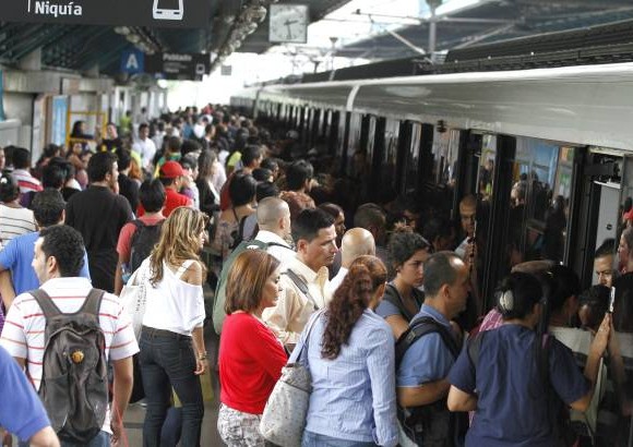 Donaldo Zuluaga - En el Metro no dan abasto, las estaciones Aguacatala, Poblado y Exposiciones han tenido flujo de pasajeros todo el d&#237;a.