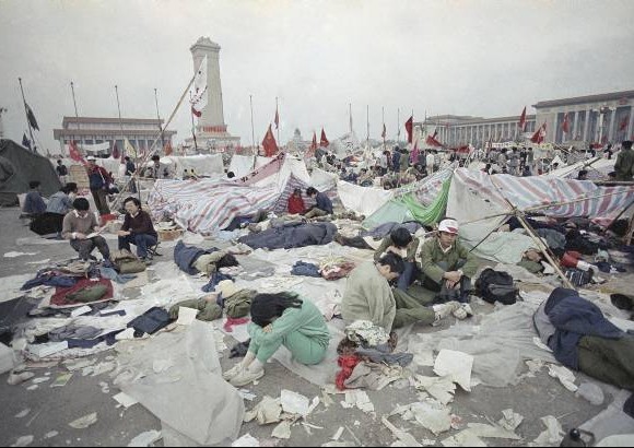 AP - 28 de mayo de 1989. Estudiantes que descansan en la Plaza de Tiananmen en la tercera semana de la huelga por la reforma del gobierno.