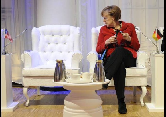 AFP - La canciller alemana Angela Merkel espera al presidente Barack Obama en la reuni&#243;n de la NSS (Nuclear Security Summit).