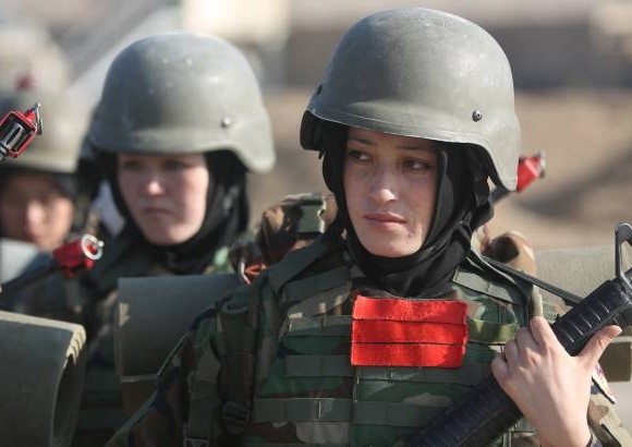 AP - Mujeres soldados del Ej&#233;rcito Nacional de Afganist&#225;n hacen guardia durante un ejercicio de entrenamiento militar en Kabul, Afganist&#225;n