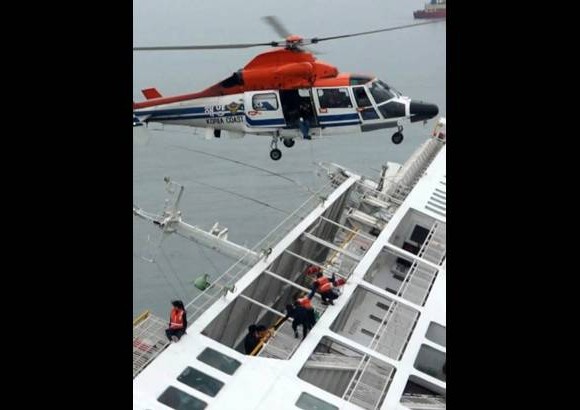 REUTERS - &quot;Estaba todo bien y luego el barco hizo &#39;boom&#39; y hubo ruido de carga cayendo&quot;, dijo Cha Eun-ok, que se&#241;al&#243; que estaba en la cubierta del ferry tomando fotograf&#237;as cuando comenz&#243; el desastre.