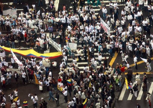 Colprensa - La asistencia en la capital colombiana, bajo nubarrones e intermitentes chubascos, se calcul&#243; la participaci&#243;n en unas 100.000 personas.