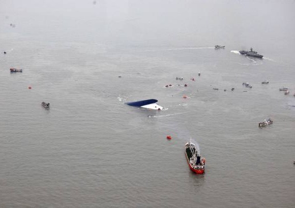 Reuters - Seg&#250;n un funcionario de la guardia costera en Jindo, las aguas donde el ferry se hundi&#243; tienen una de las corrientes m&#225;s fuertes de la costa surcoreana, lo que podr&#237;a impedir a los buzos por muchas horas ingresar a gran parte del barco sumergido.