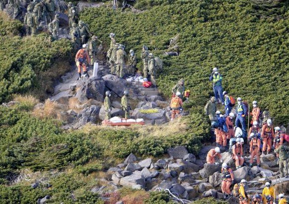 AP - Los equipos de rescate en el monte Ontake, convertido en un sombr&#237;o paisaje con una densa capa de cenizas, encontraron lo que podr&#237;an ser cinco nuevas v&#237;ctimas.