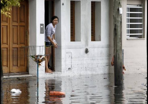 Reuters - Seg&#250;n las autoridades, cerca de 2.200 personas resultaron afectadas por las inundaciones en Buenos Aires.
