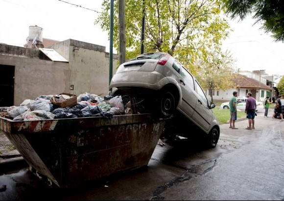 Reuters - As&#237; quedaron un coche y un contenedor de basura despu&#233;s de las fuertes lluvias que inundaron gran parte de la ciudad, en La Plata, Argentina.