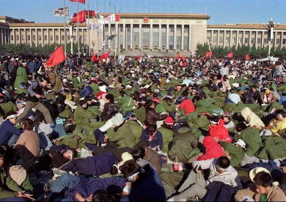 AFP - 14 de mayo de 1989. Estudiante en huelga de hambre tendido en el suelo en el centro de la Plaza Tiananmen de Beijing.