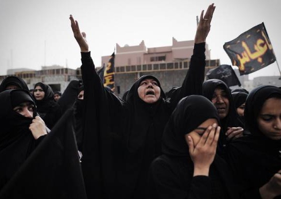 AFP - Mujeres de Bahrein lloran la muerte de Hussein Ahmed Sharaf, un hombre de Bahr&#233;in que se encontraba en la clandestinidad luego de haber sido condenado a cadena perpetua. El hombre muri&#243; en una explosi&#243;n en su casa hace dos d&#237;as.
