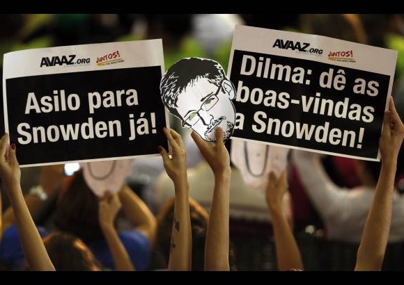 Reuters - Solicitudes de los brasile&#241;os a su presidenta Dilma Roussef sobre Edward Snowden.