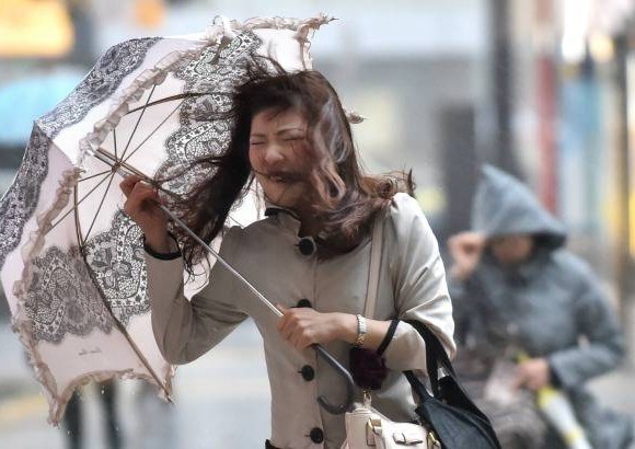 AFP - Las condiciones meteorol&#243;gicas tambi&#233;n dejaron sin luz a unas 60.000 viviendas en once prefecturas niponas.