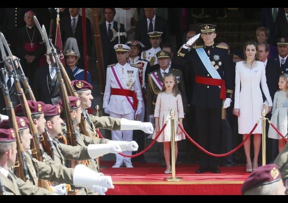 REUTERS - Los reyes, Felipe y Letizia, junto a sus hijas, la princesa de Asturias Leonor y la infanta Sof&#237;a.