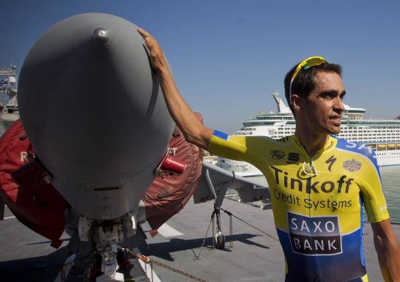 FOTO AP - Pasaron en un instante de marineros a bordo a ej&#233;rcito de tierra. La batalla de este lunes era rodante. En la imagen el espa&#241;ol Alberto Contador.