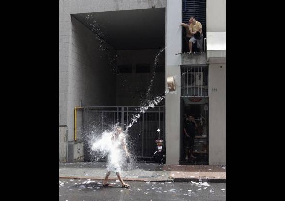 Reuters - Con agua celebraron el a&#241;o nuevo en Uruguay.