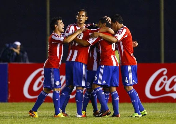 AP - Paraguay arranc&#243; el partido tomando la iniciativa en el ataque principalmente a trav&#233;s de los potentes remates del mediocampista Jorge Rojas, quien abri&#243; el marcador apenas a los 7 minutos.