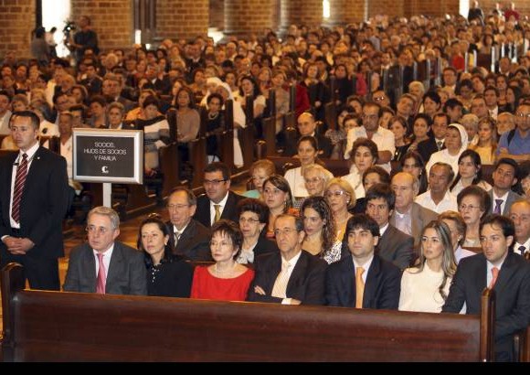 Manuel Saldarriaga - Entre otros, el expresidente &#193;lvaro Uribe V&#233;lez estuvo presente en la celebraci&#243;n eucar&#237;stica acompa&#241;ado de su esposa Lina Moreno.