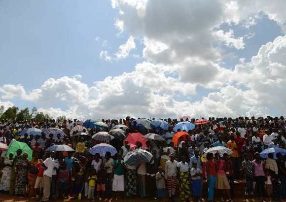 AFP - Una multitud se re&#250;ne para ver el paso de la Llama de la Kwibuka en Kigali, Ruanda.