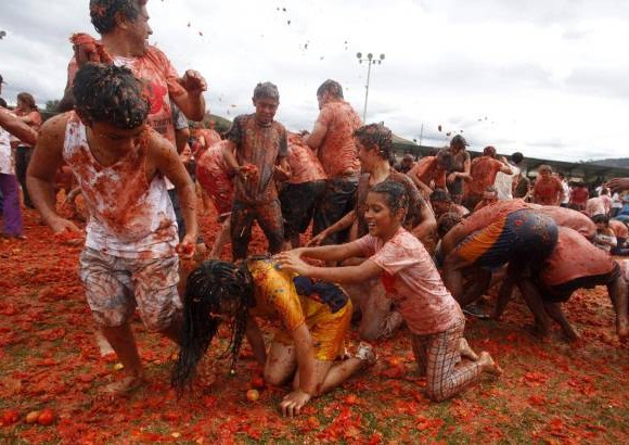Reuters - Participaron unas 20 mil personas, entre ni&#241;os y adultos. Fueron 15 mil toneladas de esta verdura las que se utilizaron en la fiesta de la tomatina, en Boyac&#225;.