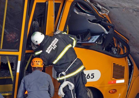 AFP - Al parecer, los camiones de obra, que se encontraban estacionados, estaban desocupados en el momento del accidente.