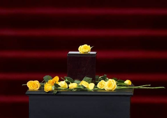 AP - La urna comenz&#243; a llenarsse de rosas amarillas.