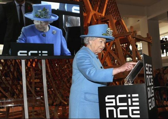 Reuters - La reina Isabel II envi&#243; su primer tuit durante una visita a la Exposici&#243;n de la Era de la Informaci&#243;n en el Museo de la Ciencia, en Londres, Inglaterra.