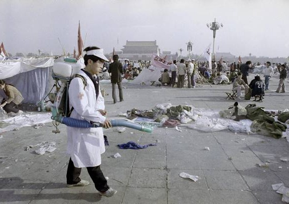 AP - 26 de mayo de 1989. Un trabajador en labores de limpieza en la Plaza de Tiananmen, que hab&#237;a sido ocupada por los manifestantes estudiantiles.