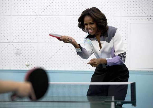 AP - Michelle Obama juega tenis de mesa en la Escuela Normal de Beijing, China. Una escuela que prepara a los estudiantes para asistir a los colegios en el extranjero.