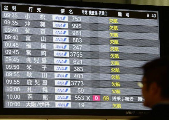 AP - En el centro del pa&#237;s, se cancelaron unos 620 vuelos nacionales e internacionales, la mayor&#237;a con origen o destino en los aeropuertos tokiotas de Haneda y Narita.