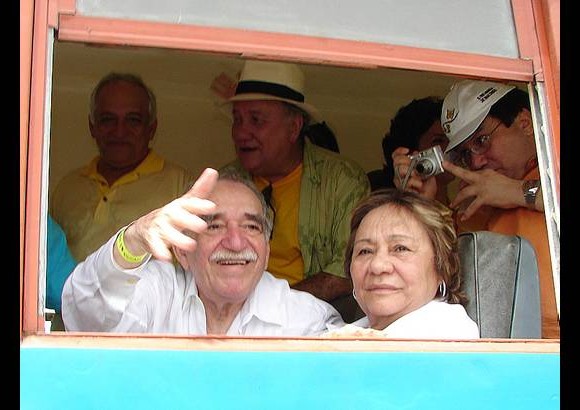 Colprensa - 2007. Despu&#233;s de muchos a&#241;os regresa a Aracata con su esposa. El tren en el que viaja tiene mariposas amarillas.