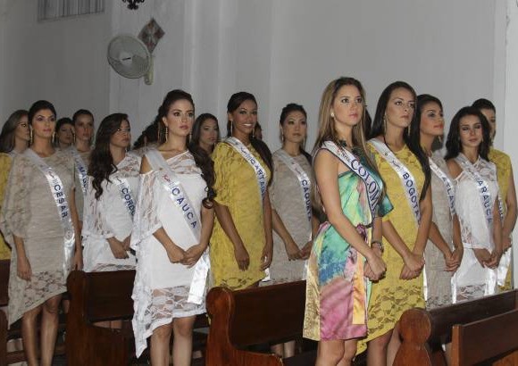 COLPRENSA - En la tarde, las mujeres m&#225;s bellas de Colombia asistieron a la celebraci&#243;n de la eucar&#237;stica presidida por el Padre Carlos Lozano, en la iglesia Santo Toribio de Mogrovejo.