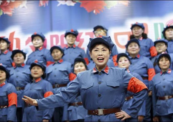 Reuters - No son soldados, son trabajadoras ya retiradas vestidas as&#237; para el espect&#225;culo que celebra el aniversario de nacimiento 120 del presidente Mao Zedong.
