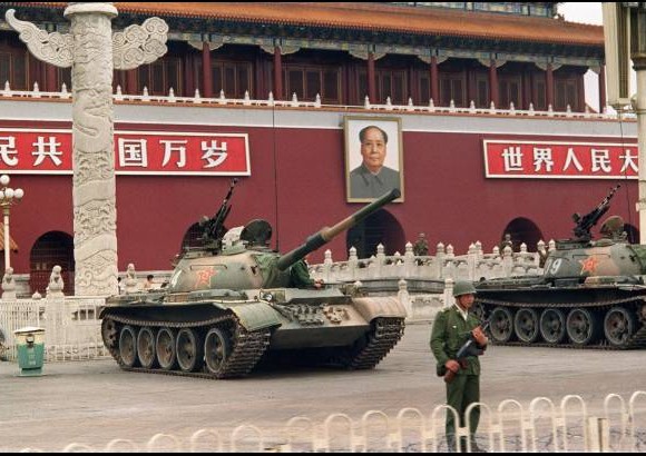 AFP - 9 de junio 1989. Un soldado de guardia delante de los tanques del Ej&#233;rcito Popular de Liberaci&#243;n en la Plaza de Tiananmen.