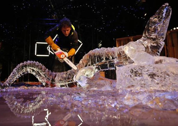 Reuters - Escultura en hielo, de uno de los artistas de la compa&#241;&#237;a &quot;La Machine&quot;, en Nantes, Francia.