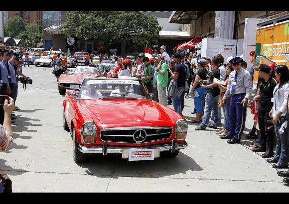Donaldo Zuluaga - Este a&#241;o, el Desfile de Autos Cl&#225;sicos y Antiguos le rindi&#243; un homenaje a los carros representativos en la historia y evoluci&#243;n del autom&#243;vil en el mundo, y en Colombia. M&#225;s de 200 carros participaron en este evento, que es uno de los m&#225;s vistos en la Feria de las Flores.