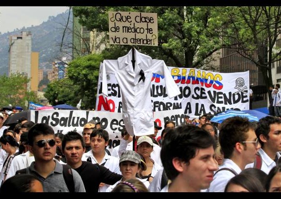 Juan Antonio S&#225;nchez - Pese a que el ministro de Salud, Alejandro Gaviria, asegur&#243; en la ma&#241;ana que se revisar&#225; el tema relacionado con la formaci&#243;n de especialistas, los manifestantes aseguran que toda la reforma es perjudicial para la salud de los colombianos.