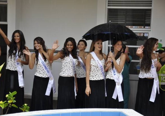 Foto Colprensa - Pese a la lluvia, las candidatas compartieron con la comunidad.