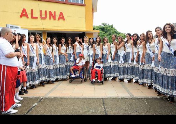 Colprensa - Amor, alegr&#237;a y danzas, as&#237; estuvo el d&#237;a de la Se&#241;orita Colombia y las candidatas al Concurso Nacional de Belleza en su visita al centro Aluna.