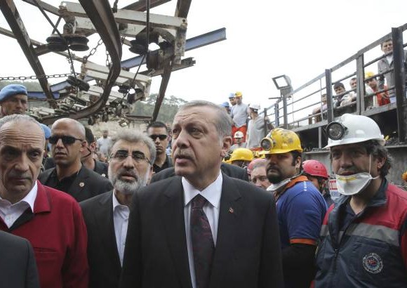 Reuters - Erdogan tuvo que refugiarse en un supermercado, mientras que su entorno quit&#243; la matr&#237;cula oficial a su coche para evitar que se convirtiera en blanco de la muchedumbre.
